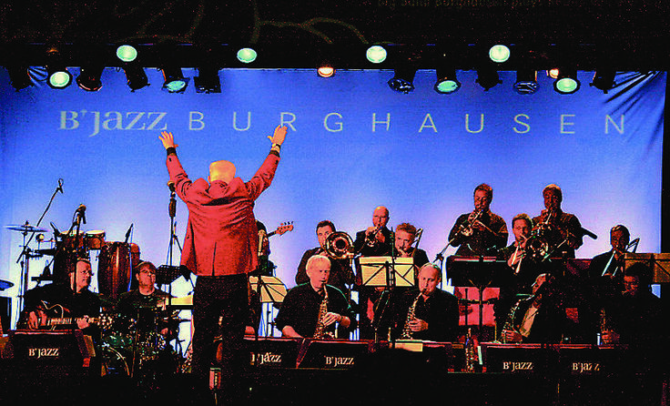 Beim Auftritt der Bigband Burghausen, ist auch die Sängerin Kathi Winklbauer dabei.