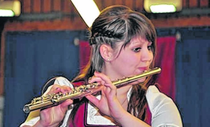 Julia Frauscher spielt beim Konzert ein Solo auf der Querflöte