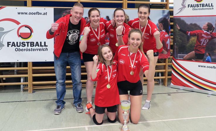 Die Höhnharter U18-Faustballerinnen mit ihrem Trainer Thomas Augustin.
