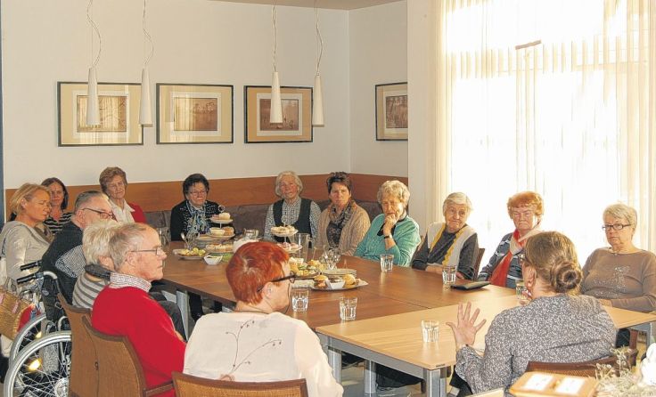 Erfahrungsaustausch in gemütlicher Runde beim Alzheimer-Cafe im Haus für Senioren in Mauerkirchen