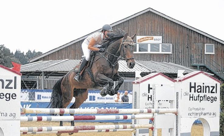Lisa Hofinger beim Springen in Ranshofen Foto: Brunnmayr