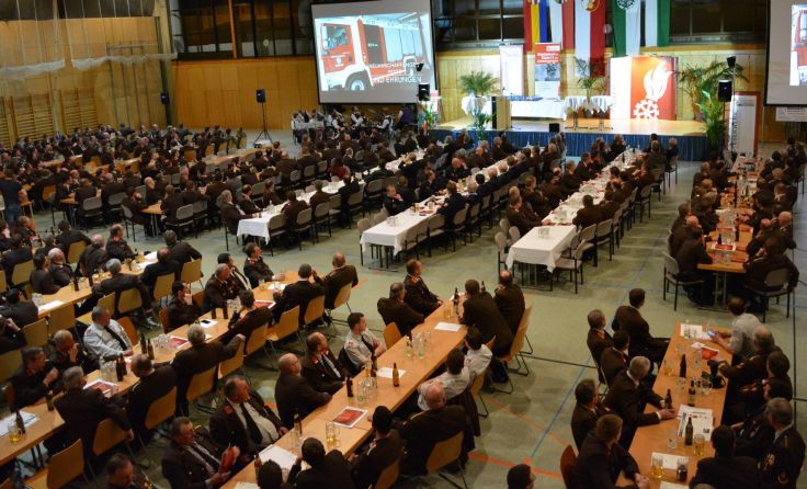 Rund 650 Gäste bei der Bezirks-Feuerwehrversammlung in der Rudolf-Wimmer-Halle in Altheim