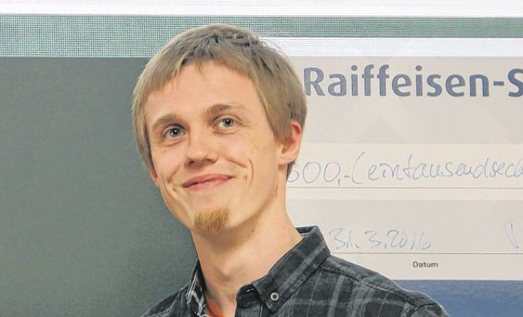 Dominik Kreil erhält den Macke-Award für seine Masterarbeit.