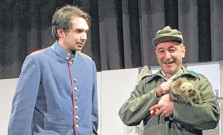 Florian Zillner (l.) und Josef Sattlecker als Soldat Schwejk 