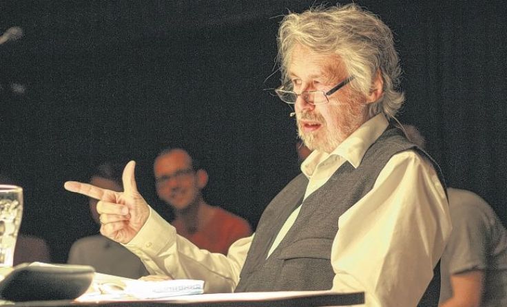 Autor Hans Kumpfmüller bei der Lesung von „mosdbianbambonsai“ in Ried