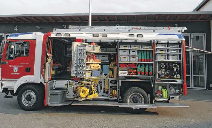Bei den Feierlichkeiten wird das neue Einsatzfahrzeug RLF-A 2000 gesegnet. Foto: FF Uttendorf