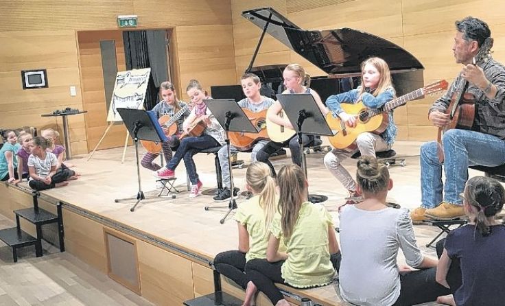 Schüler und Lehrer musizieren gemeinsam für die Lebenshilfe Braunau.