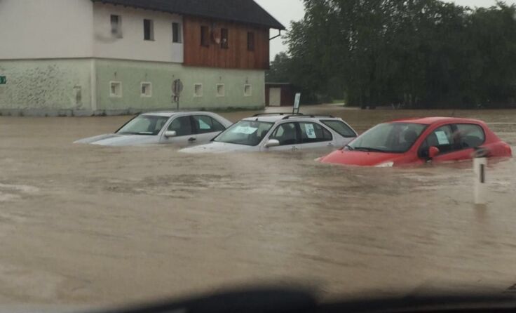 In der Gemeinde Weng - Autos unter Wasser