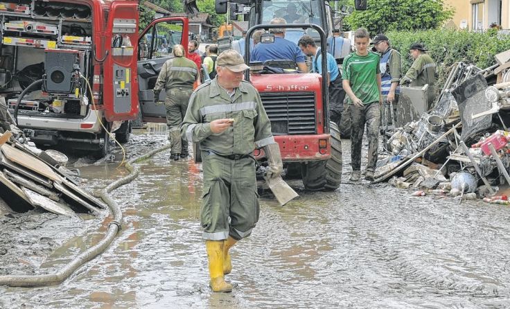Zusammenhelfen – Feuerwehren aus dem Bezirk Braunau im Einsatz in Simbach Foto: Sperl