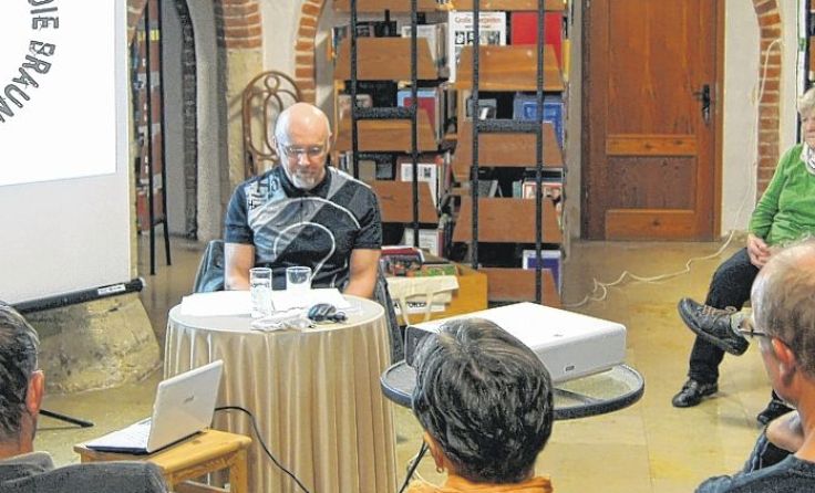 Manfred Rachbauer und andere Autoren lesen in der Stadtbücherei Braunau. Foto: Stadtamt