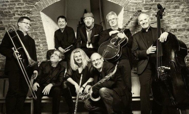 Die Band „Patchwork“ sorgt bei der Vernissage für die passende Musik.