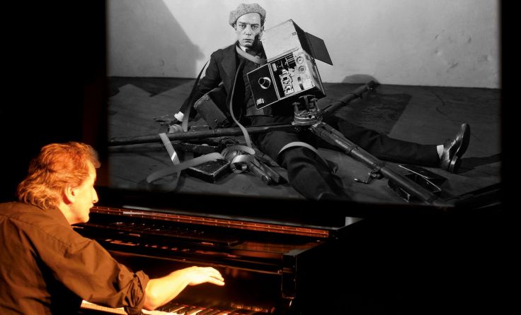 Gerhard Gruber spielt am 25. Oktober die Musik zum Stummfilm in Altheim. 