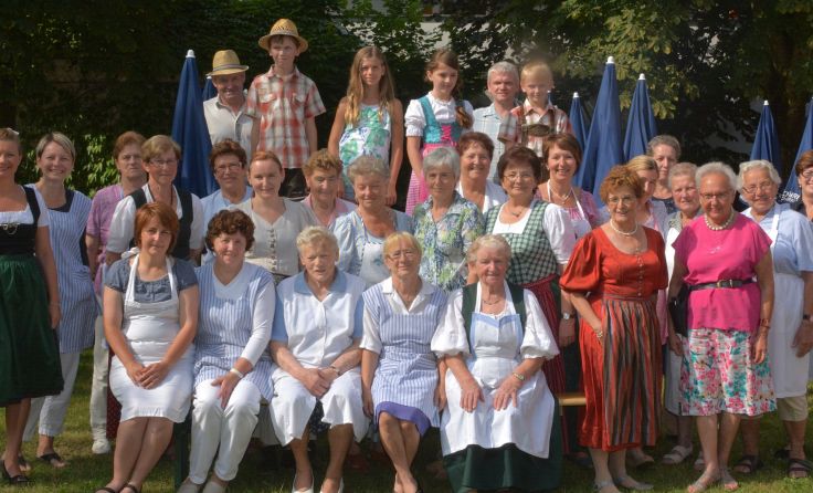 Die Goldhauben- und Kopftuchgruppe Altheim lädt zum Bratwürstl-Sonntag. Foto: Vorich
