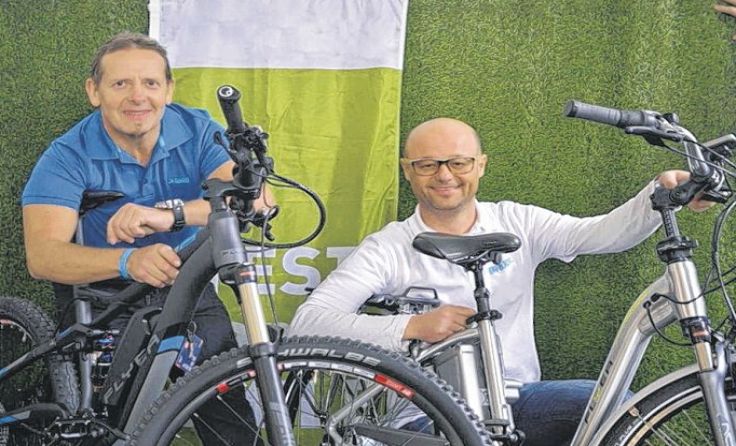 Leo Kiesl (l.) und Alfred Brückl haben das richtige E-Bike auf Lager.