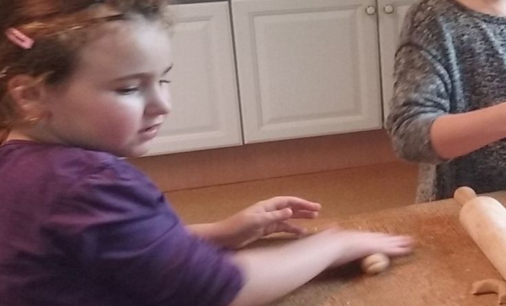 Die Kinder sind fleissig am Formen...