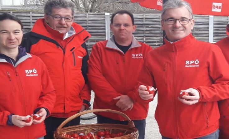 Ostereierverteilaktion vor dem Billa Markt in Hartkirchen mit Bürgermeister Moshammer 