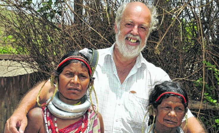 Josef Lughofer mit Menschen der Bergstämme Orissa