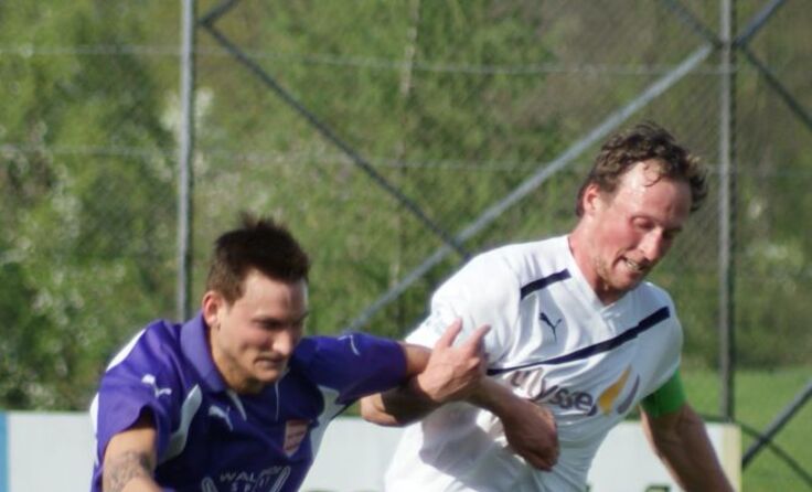 Kapitän Gabs Gerstmayr (rechts) traf per Kopf zum 3:0. Fotos: gzorn