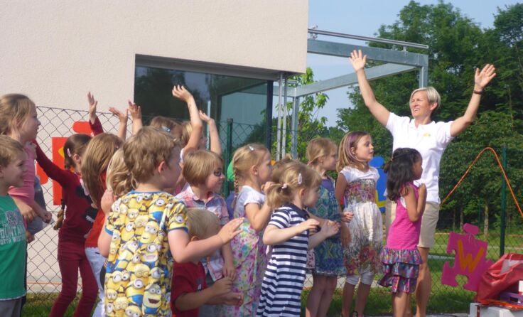 Mit so viel Freude eröffneten die Pädagogen und Kinder den neuen Kindergarten. Fotos: dschmierer