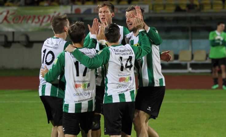 Das TUS-Spielerteam freut sich über top Spiele beim Final3. Foto: Stefan Gusenleitner