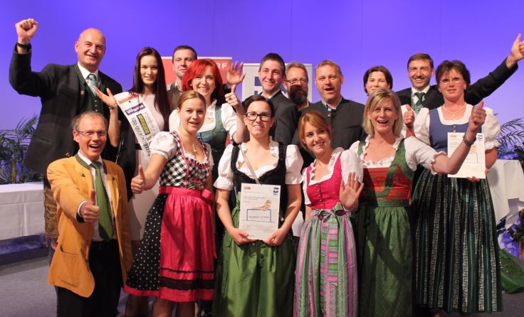Die jubelnden Steinbacher mit den Ehrengästen und Tips-GF Josef Gruber (rechts).