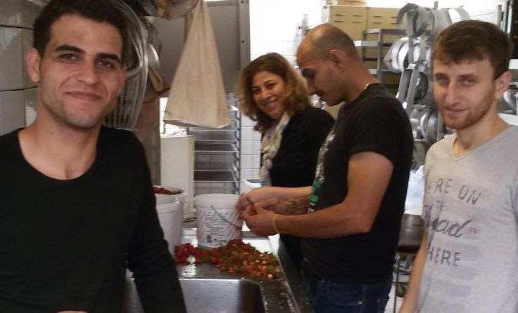 An einem Nachmittag wurden bereits 100 kg Erdbeeren gepflückt und zu Marmelade verarbeitet. 