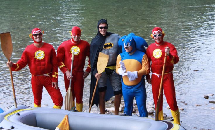 Diese Schlauchbootfahrer haben wohl gute Chancen bei der Kreativwertung. 