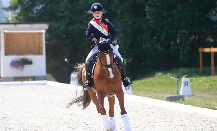 Begeisterung bei Reiten ist der jungen Dame wahrlich ins Gesicht geschrieben.