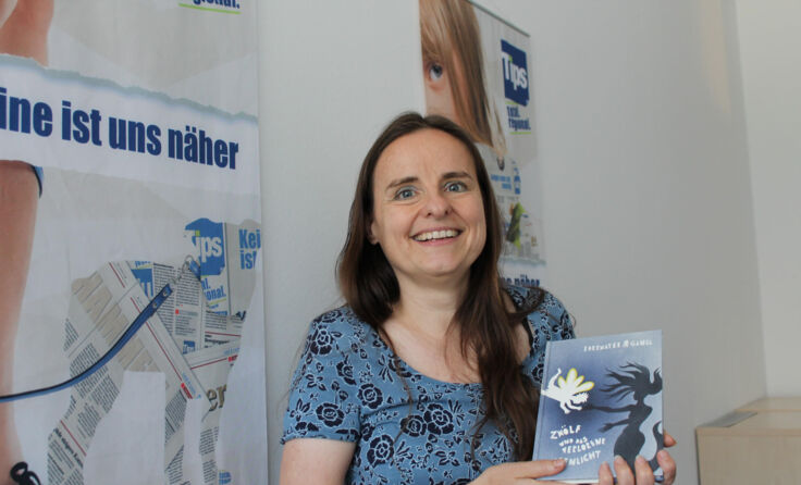 Autorin Claudia Edermayer mit dem Buch „Zwölf und das verlorene Elfenlicht“. Foto: Mayr