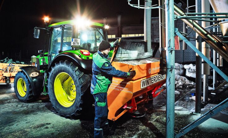 Der Maschinenring brachte binnen 24 Stunden 1.200 Tonnen Streumaterial aus. Maschinenring OÖ