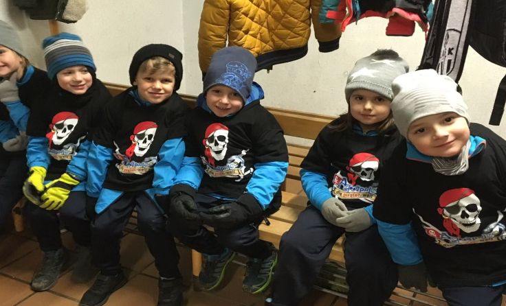 Die Kids in der Kabine mit den Piraten Shirts! ASV Behamberg Haidershofen