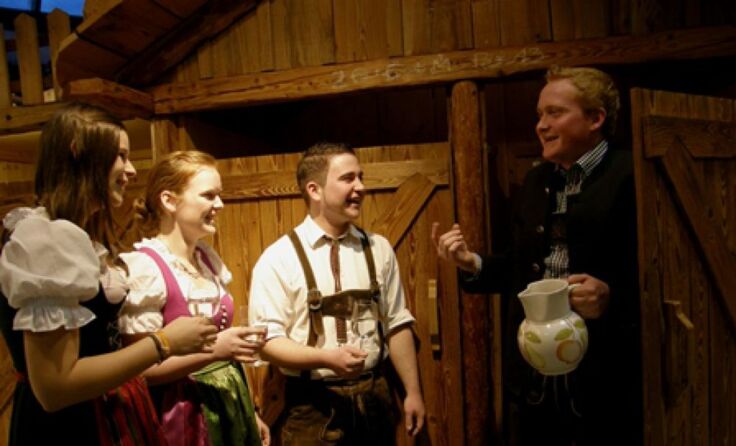 Das Bezirksleitungsteam um Matthias Auer lädt Jung und Alt zur Mostkultur.