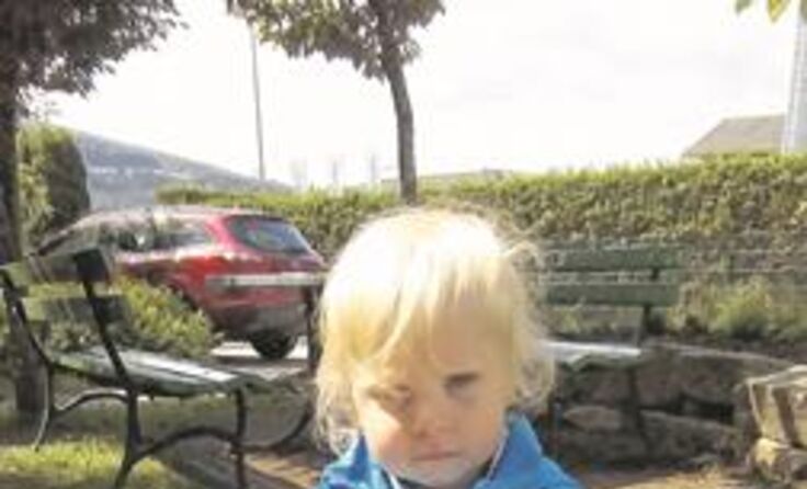 Der Zweijährige vermisst seinen Vater sehr.
