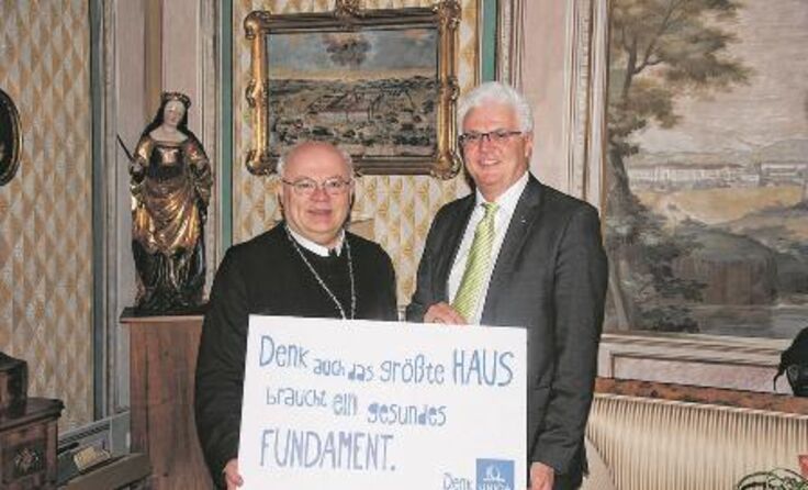 UNIQA Landesdirektor Karl Jungwirth (re.) unterstützt Abt Petrus Pilsinger. Foto: UNIQA
