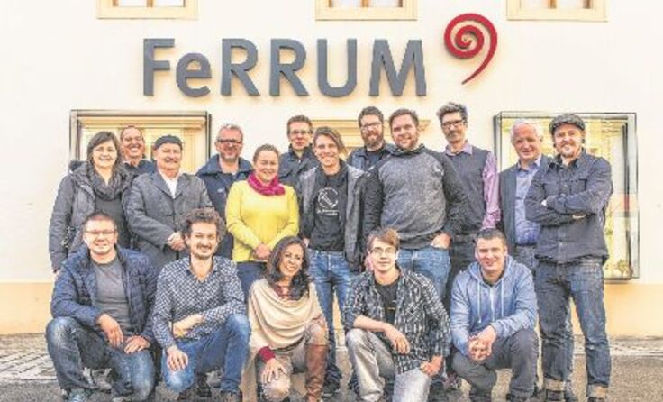 Die Denkergruppe aus acht Nationen vor dem Erlebnismuseum FeRRUM Foto: Andreas Kronsteiner