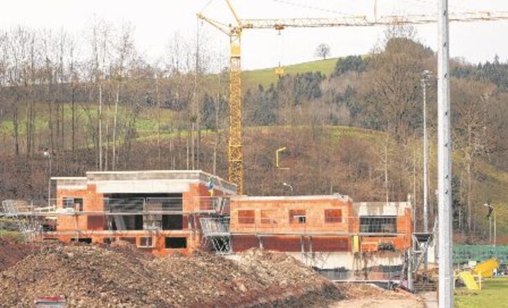 Die Sportarena schreitet auch dank zahlreicher freiwilliger Helfer zügig voran.