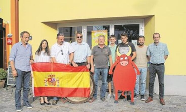 Wahl-Spanier Paul Schäffler (Mitte) leitet am Freitag einen Spanischkochkurs.