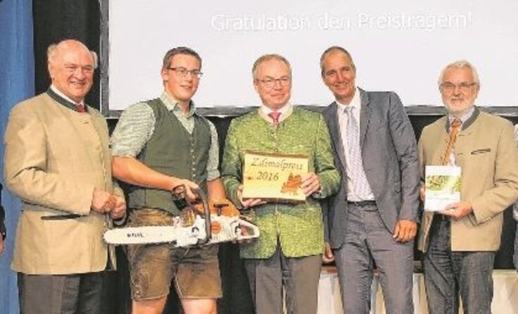 Martin Bläumauer (2. v. li.) als bester Forstwirtschaftsmeister ausgezeichnet. Foto: Jürgen Mück