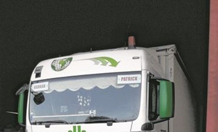 Nicht nur die Lkw-Planen wurden zerschnitten, auch das Öl wurde abgelassen.