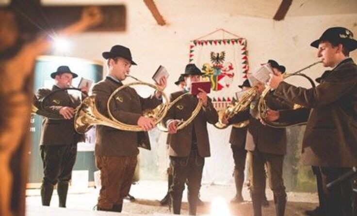 Die Waidhofner Jagdhornbläser umrahmen die Erntedankmesse musikalisch. Foto: Concept Consulting