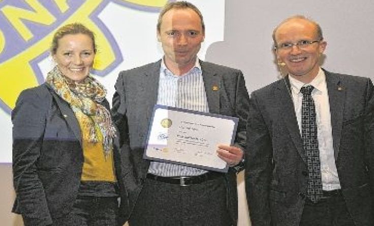 Harald Heiss (Mitte) wurde mit dem Paul Harris Fellow ausgezeichnet.