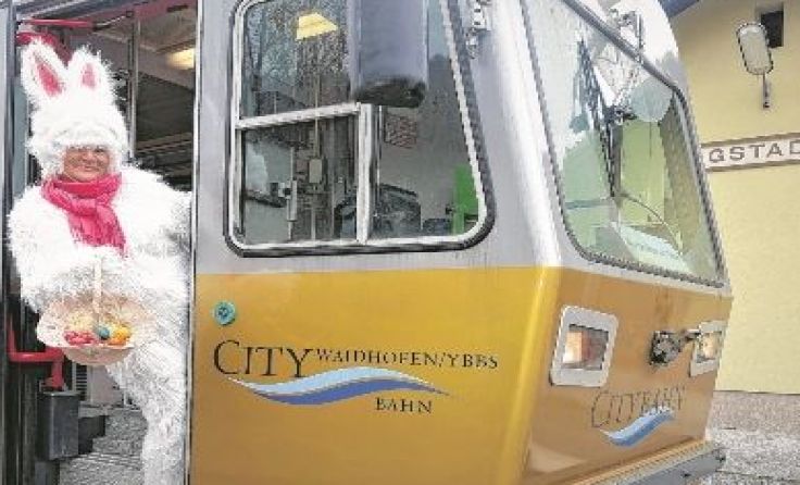 Der Osterhase fährt am Ostersonntag mit der Citybahn. Foto: Karl Piaty sen.