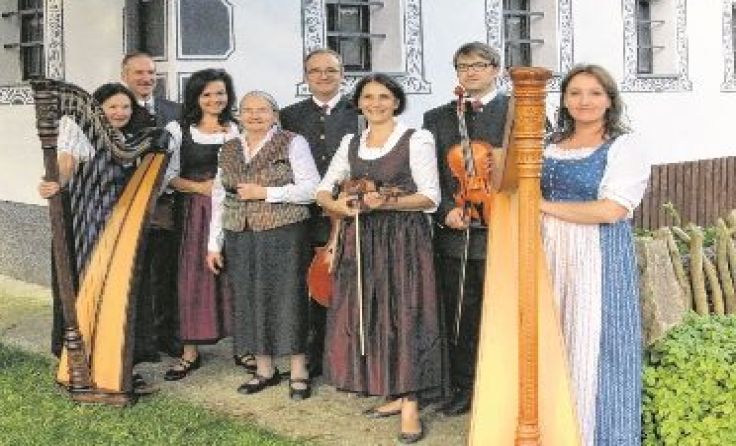 Die zehnfache Mutter Edith Six (4. v. l.) mit sieben ihrer musikalischen Kinder Foto: Leo Lugmayr