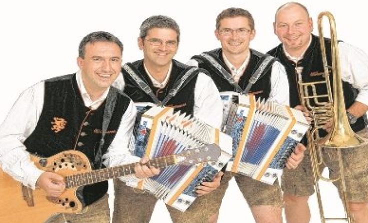 Die Mannen von „Die Hafendorfer“ sorgen beim FF-Fest für Partystimmung. 