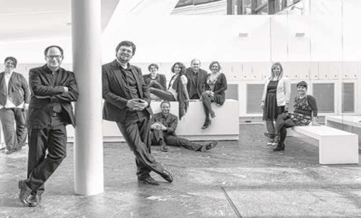 Das Vokalensemble „uni-sono“ unterstützt Organist Walter Zambal. Foto: uni-sono