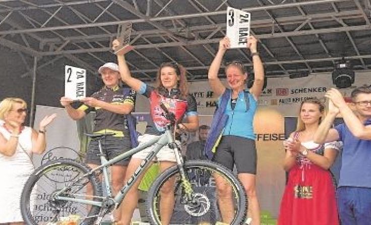 Anke Heinicke (l.) legte auf ihrem Rad 602 Kilometer in 24 Stunden zurück.