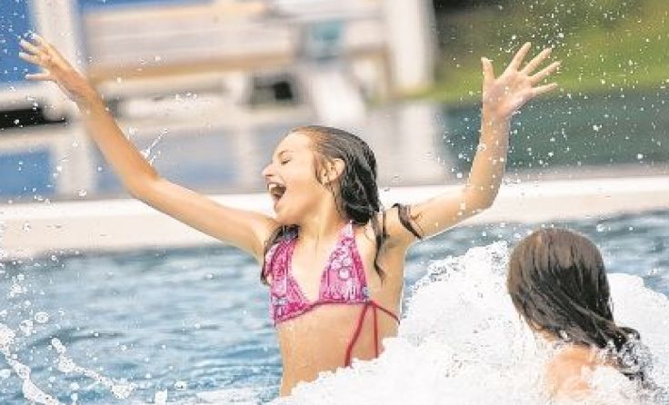 Was man sonst nicht darf, ist in der Action-Nacht erlaubt: Nachtbaden im Freibad. Foto: weinfranz