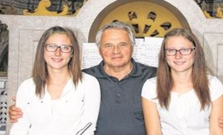 Organist Alfred Halbartschlager mit Flötistin Julia Berger (l.) und Cembalistin Lisa Berger