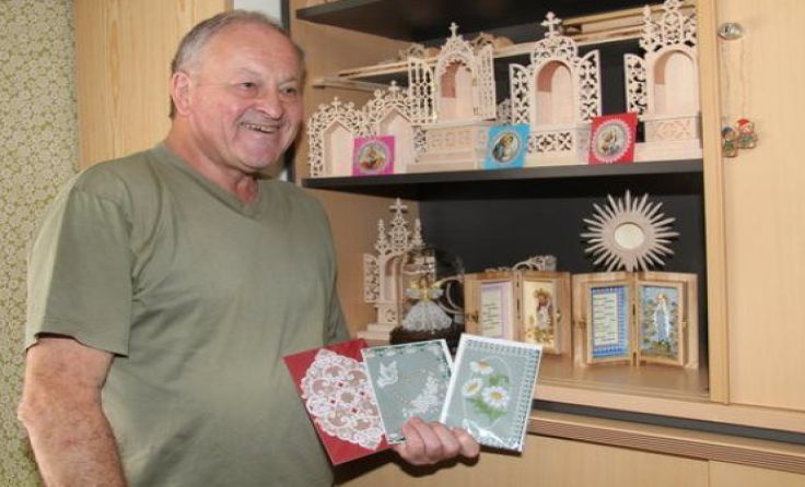 Aussteller Anton Forster mit seinen Werken aus Holz und Pergament 