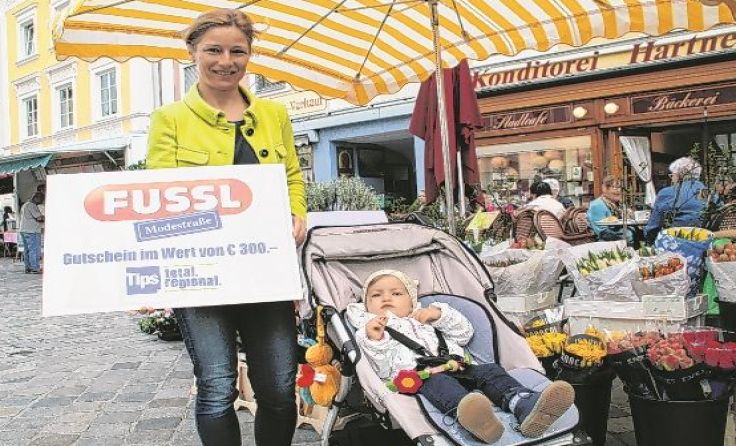 Mama Christine war mit Klein-Franziska am Oberen Stadtplatz unterwegs.